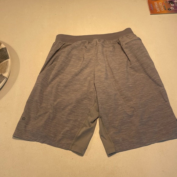 Men’s LuLulemon Grey Athletic  Shorts - Picture 2 of 3